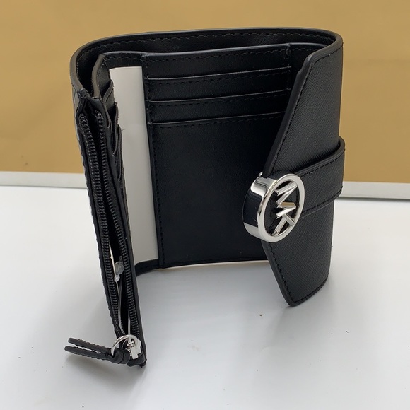 MICHAEL KORS
Carmen Medium Faux Leather Wallet
BLACK COLOR - Picture 9 of 11